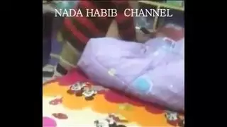 بتقوله دخله بالراااااحة يا احمد – مصري يصور زوجته و جسمها الحليب وهو ينيكها في سريرها