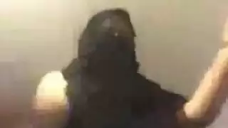 اختراق مزدوج قاسٍ مع عربية ممتلئة الجسم ترتدي حجابًا