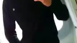 اثنين من الرجال قرنية سخيف فاتنة جديدة في صالة الألعاب الرياضية، بدلا من العمل لعملائهم