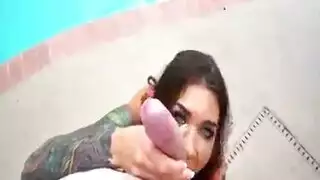 قضيب الجار في فمها: أثداء فيرونيكا مار الكبيرة ووشومها في فعل إباحي