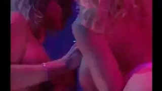 عاشقات مثليه: تشارك الألسنة والاستمناء المتبادل