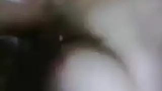 الأم تضرب بنتها