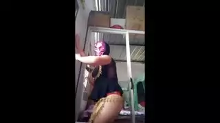 ثعلبة الصحراء: رقصة ساخنة لعاهرة عربية مقنعة تؤدي إلى إيلاج مزدوج قاسي