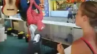 حفلة نوم تتحول إلى إباحية: وريثة مقيدة ومستفزة من قبل صديقاتها