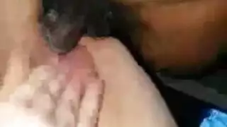 لعبة شرجية جامحة وضخ مهبلي غير محمي