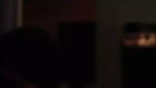 ثديي نائبة الرئيس الكبيرين مغموران بالسائل المنوي