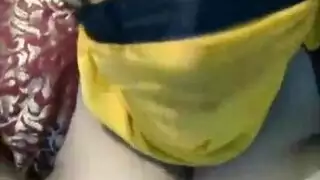 شقراء بنظارات تمارس جنس شرجي بقضيب صلب على سطح صخري