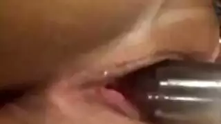 امرأة مكتنزة ذات حلمات مثقوبة تأخذ قذفاً فوضوياً على وجهها وتبتلع