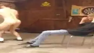 غريبان يمارسان الجنس مع بولا في فراش صديقها الغائب