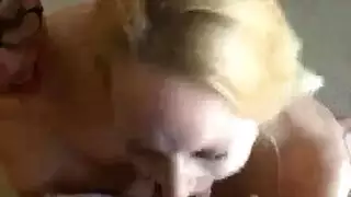 فتيان نحيفان في مشهد شرجي صريح بجانب المسبح الفاخر