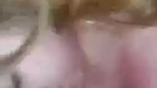 فتاة جوارب وردية تصرخ للمزيد من الضربات الخلفية