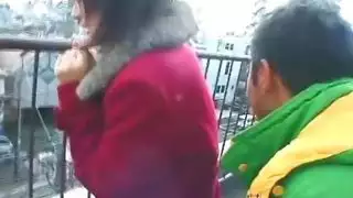 خادمة آسيوية فتيشية تخدم قضيبه حتى يغطي وجهها بالمني