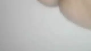 مراهقة شابة تتحمل ثلاثة أعضاء ذكورية في مغامرة جنسية رباعية صريحة