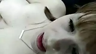 فتاة ساخنة تتباهى بحلماتها الطويلة وفرجها الضيق قبل أن تنيك نفسها بزبر صناعي