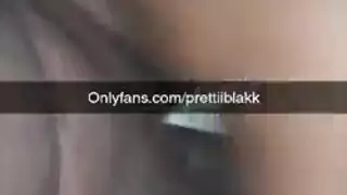 فتاة مقرنة مثيرة تستخدم دسار عيد الميلاد على كسها الرطب