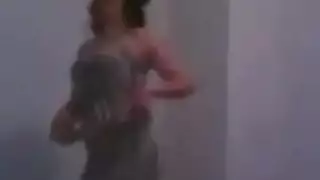 عاهرة صارخة تظهر كسها الضيق وتطالب بجنس عنيف